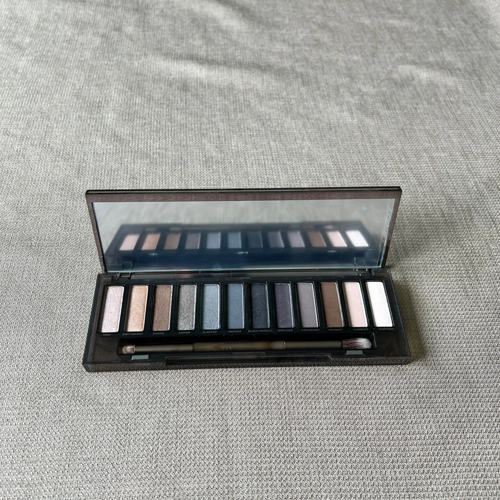 Urban Decay Naked Smoky Palette - Picture 2 of 5